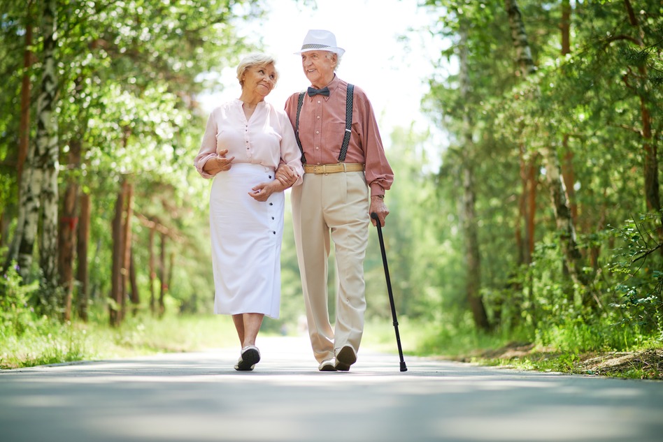 Älteres Paar spaziert