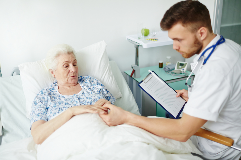 Ältere Frau im Krankenbett